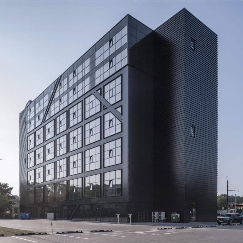 DAUGIABUTIS GYVENAMASIS NAMAS SU KOMERCINĖMIS PATALPOMIS VARNIŲ G.