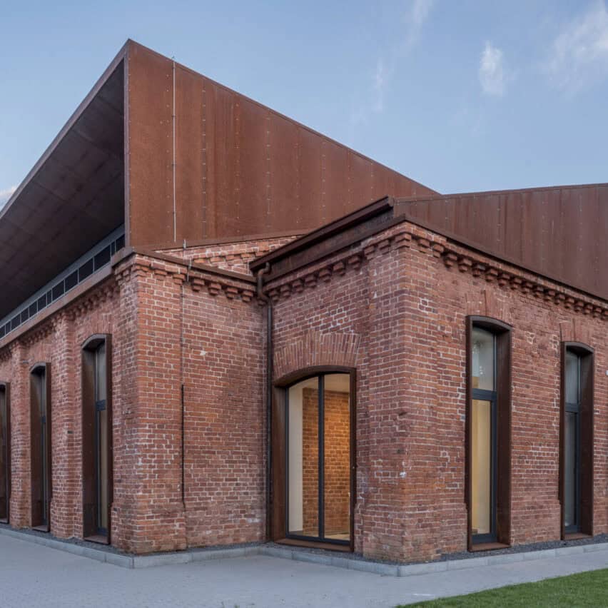 „KARALIENĖS MORTOS” MOKYKLA A.JUOZAPAVIČIAUS PR.